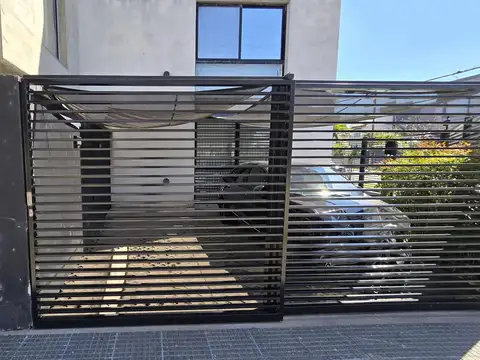 RIOBAMBA al 7200 - 2.50X5,00m. - Semicubierta, entrada independiente, iluminación y alarma