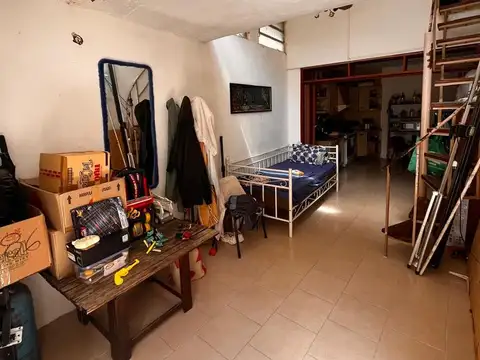 Casa de pasillo en venta, A RECICLAR, de 3 dormitorios, 2 baños, patio, op. de inversión!