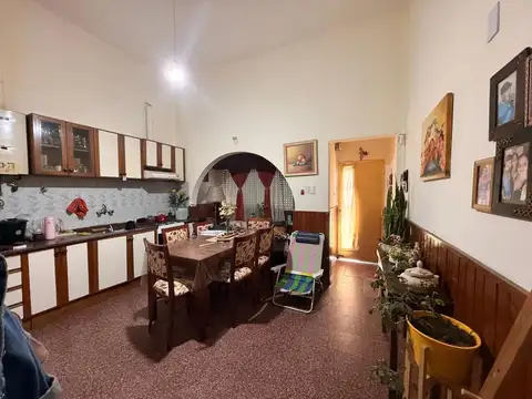 Venta casa de 2 plantas con 2 dormitorios, patio y terraza, Barrio Ludueña 
