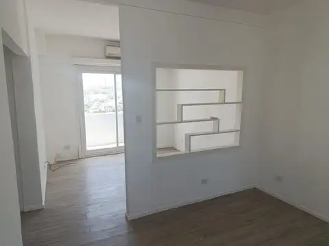 Monoambiente con balcón al frente