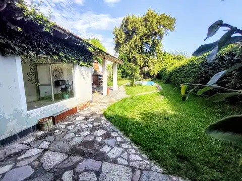 Casa 6 ambientes con 2 baños