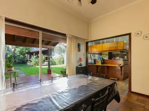 Casa 8 ambientes con 3 baños