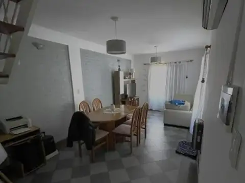 CASA DE 5 AMBIENTES CON COCHERA DOBLE