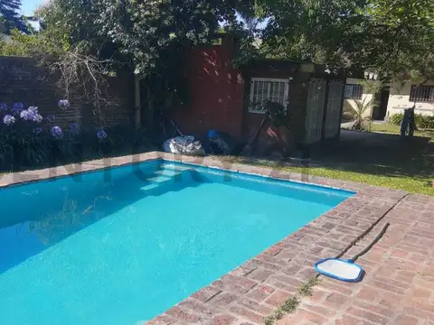 12 entre 485 y 486 SE VENDE CASA CON 3 DORMITORIOS - QUINCHO Y PILETA  – Villa Castells - City Bell