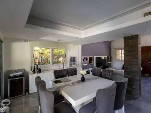 Casa en Venta con 3 cocheras