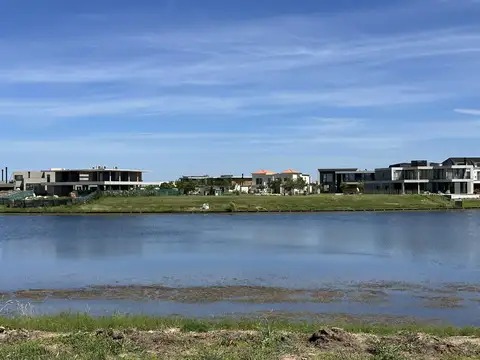 Barrio Costas - Lote al agua