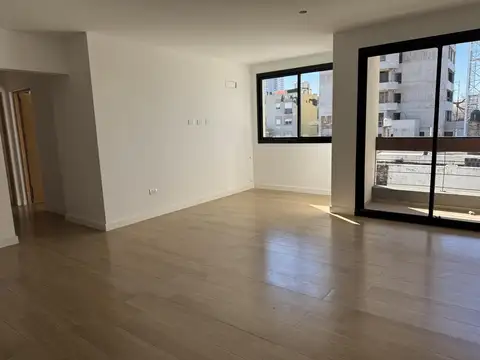 Departamento de 2 dormitorios con balcón al frente y terraza en pichincha