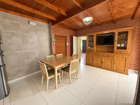 Casa 4 ambientes con 2 baños