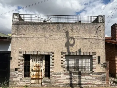 CASA EN VENTA A REFACCIONAR EN LOMAS DEL MIRADOR.
