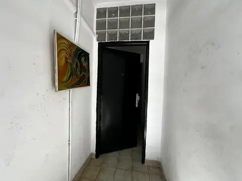 PH que incluye 2 deptos y un local sin subdividir. Se vende en block