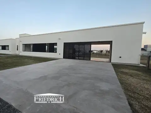 Casa 4 ambientes con 4 baños