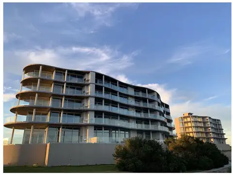 Departamento Venta Pinamar 4 ambientes Dos balcones aterrazados. Salida al mar.