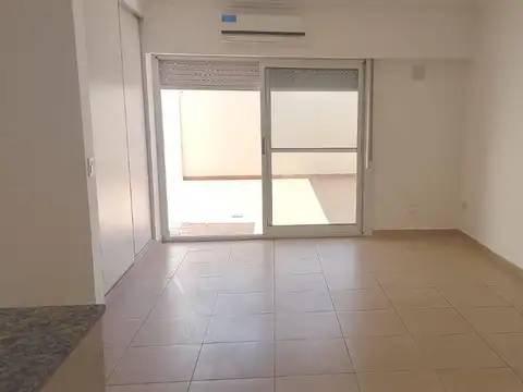 Monoambiente en alquiler con patio!! Departamento 1 ambiente en Parque Chas