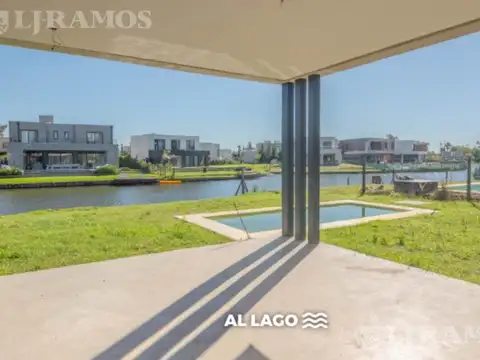 A LAGUNA ORIENTACION NOR-OESTE.