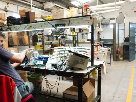 EXCELENTE EDIFICIO EN 2 PLANTAS APTO TODO DESTINO