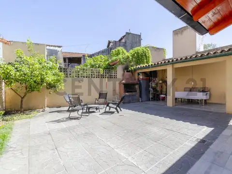 Venta casa 3 ambientes con fondo y cochera - Villa Ballester