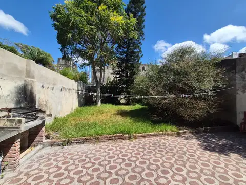 Tipo casa 3 ambientes con cochera, jardin y parrilla. Apto profesional.