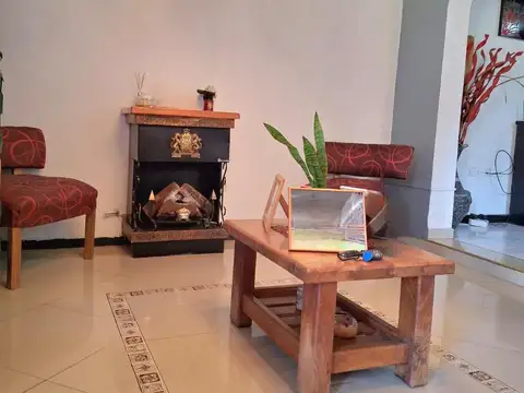 Casa 7 ambientes con 2 baños