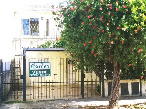 Casa en PH multifamiliar en dos plantas. Cochera doble. Patio. 110 m2 Cub. ESCUCHA OFERTA