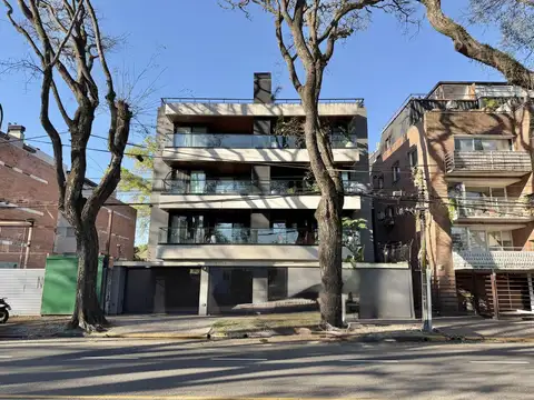 Excelente departamento de 3 ambientes con dos cocheras y baulera en venta, en Acassuso.