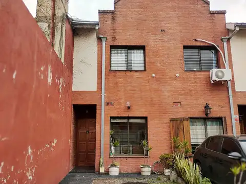 Tríplex, 2 cocheras, patio, Villa Ballester