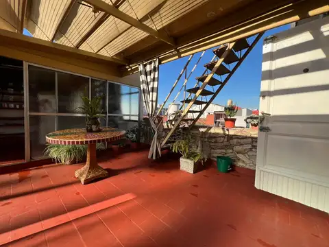 *CASA MULTIFAMILIAR DE 4 AMB. EN 2 PLANTAS  *CON GARAJE, BALCÓN, QUINCHO CON PARRILLA Y PATIO