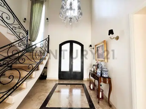 Venta - Importante Casa de estilo Frances Clásico con vista al lago.