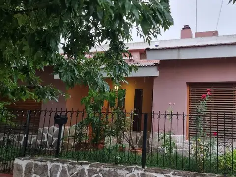 Casa 3 dormitorios y terreno, en centro de Crespo