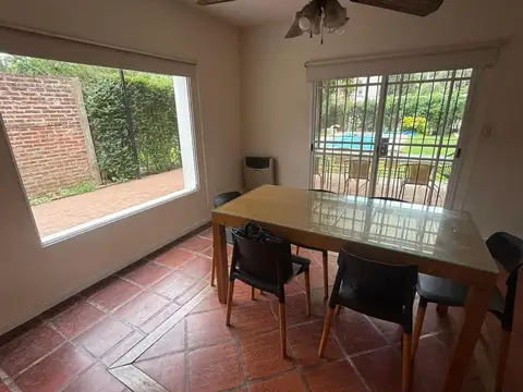 Casa 4 ambientes con 2 baños