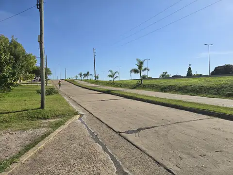 Casa en venta en Oro Verde dos dormitorios con cochera a refaccionar