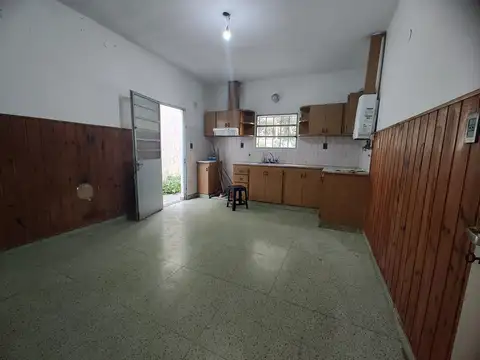 Casa al frente con patio y cochera - Arroyito