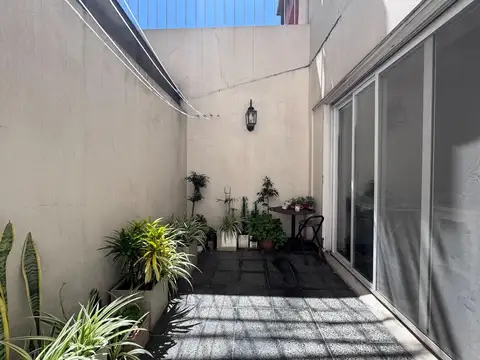 3 AMBIENTES CON PATIO Y COCINA SEPARADA.