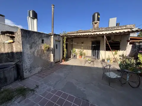 Casa interna con lote de 222 m2 centrico con edificación a refaccionar o demolición parcial..