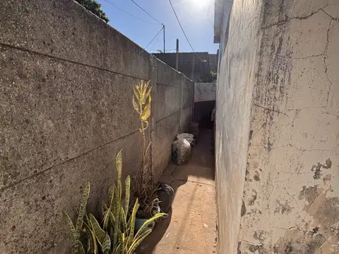 VENTA- Casa interna con lote de 222 m2 centrico con edificación a refaccionar o demolición parc...
