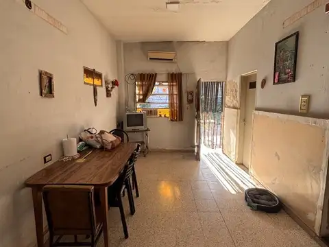 Casa interna con lote de 222 m2 centrico con edificación a refaccionar o demolición parcial..