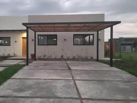 Casa 4 ambientes con 2 baños
