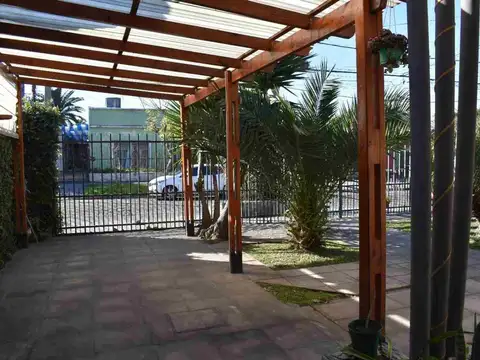 VENTA CASA 4 AMBIENTES EN CASTELAR PATIO GARAGE