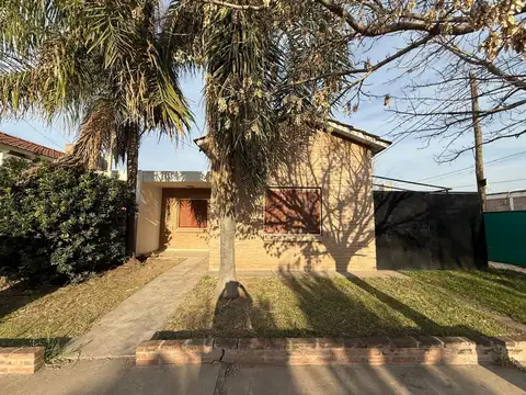 Casa desocupada en venta en Nuevo Urca de 3 dormitorios con patio amplio y galería