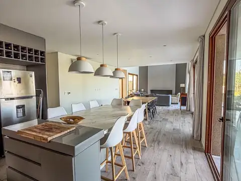 Casa en Venta con 6 cocheras