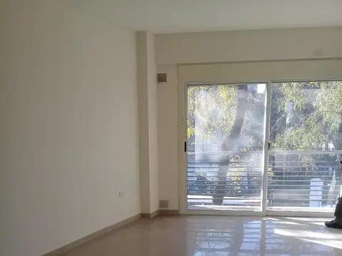 FLORES EN ALQUILER 1 AMBIENTE AL FRENTE con BALCÓN - TERRADA Y AVDA GAONA