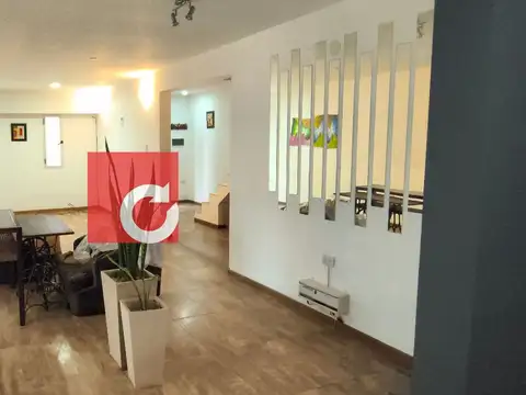 Casa en Alquiler con 3 cocheras