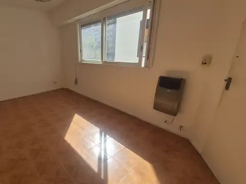 Dept de 2 amb. 40 m2. Luminoso. 1º piso x escalera