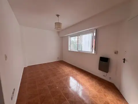 Dept de 2 amb. 40 m2. Luminoso. 1º piso x escalera