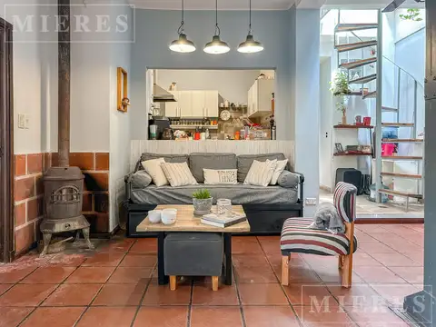 Casa en lote propio, cuidadosamente conservada en venta