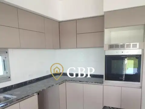 Casa en Alquiler con 2 cocheras