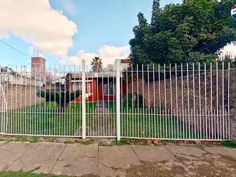 VENTA CASA 3 AMBIENTES CASTELAR FONDO COCHERA