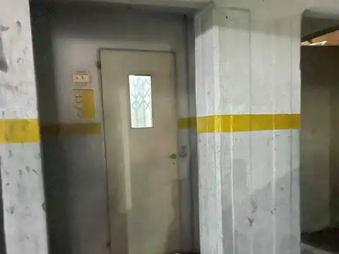 En Venta COCHERA FIJA Y CUBIERTA ASCENSOR - FLORES