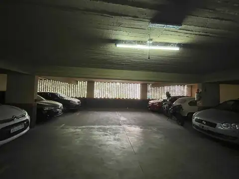 En Venta COCHERA FIJA Y CUBIERTA ASCENSOR - FLORES