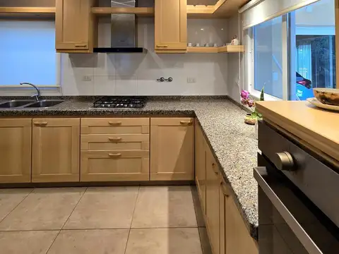 Casa 6 ambientes con 3 baños