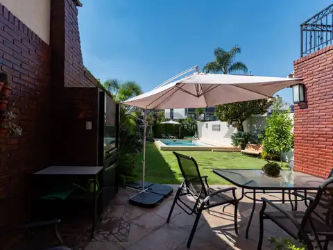 VENTA CASA 5 AMB CON JARDIN, PILETA Y COCHERA EN BARRIO NAON LOTE PROPIO